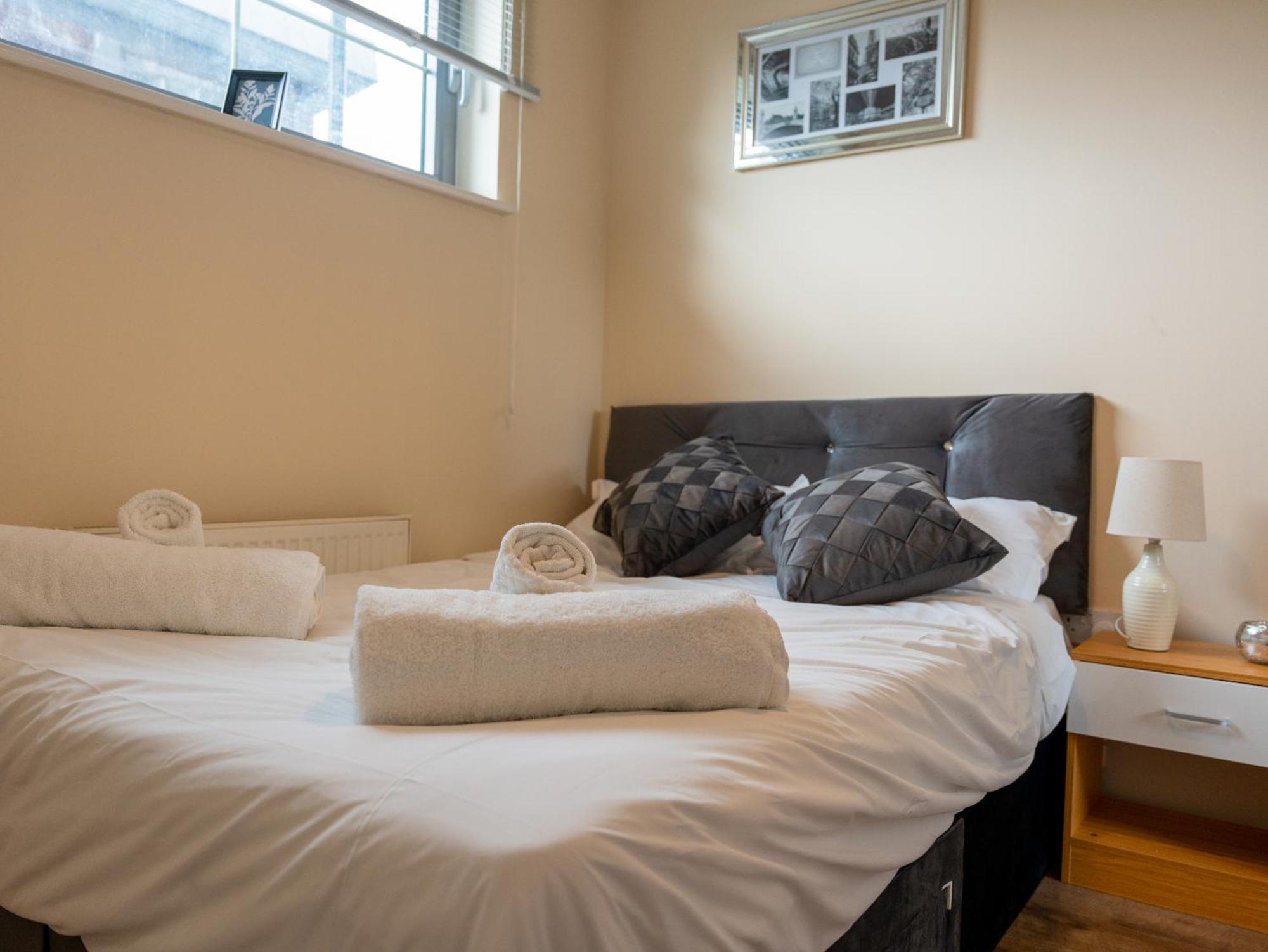 Luxury 2 Bed Apartment - Near Heathrow, Legoland, Windsor Slough Extérieur photo
